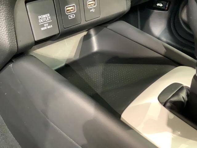 フィット ｅ：ＨＥＶホーム　Ｈ　ＳＥＮＳＩＮＧ　新車保証　試乗車　ワンオ－ナ－　純正ナビ　ＴＶ　Ｒカメラ　ＢＴオ－ディオ　ＥＴＣ　ＬＥＤライト　ＶＳＡ　スマ－トキ－　スペアキー　盗難防止装置　整備記録簿　ＡＡＣ　Ｗエアバッグ（26枚目）