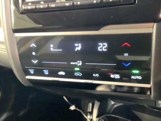 フィットハイブリッド Ｆパッケージ　保証付　ワンオ－ナ－　ナビＶＸＭ－１５２ＶＦｉ　ＴＶ　Ｒカメラ　ＣＤ録音　ＢＴオ－ディオ　ＤＶＤ　ＥＴＣ　ＶＳＡ　アルミ　スマ－トキ－　スペアキー　盗難防止装置　整備記録簿　ＡＡＣ　Ｗエアバッグ（9枚目）