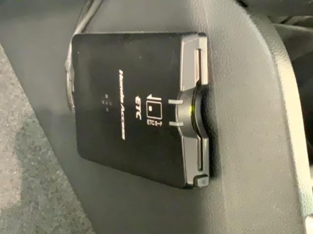 フィットハイブリッド Ｆパッケージ　保証付　ワンオ－ナ－　ナビＶＸＭ－１５２ＶＦｉ　ＴＶ　Ｒカメラ　ＣＤ録音　ＢＴオ－ディオ　ＤＶＤ　ＥＴＣ　ＶＳＡ　アルミ　スマ－トキ－　スペアキー　盗難防止装置　整備記録簿　ＡＡＣ　Ｗエアバッグ（11枚目）