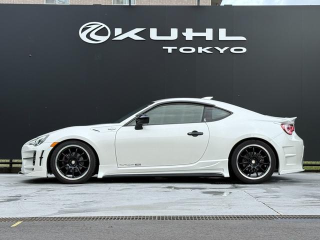 ８６ ＧＴ　ＫＵＨＬ０１Ｒ－ＧＴフルエアロ／ＫＵＨＬ４テールマフラー／ＴＥＩＮ車高調整式サス／ＷＯＲＫ　ＥＭＯＴＩＯＮ１８インチＡＷ／前後型ドライブレコーダー／７インチフルセグＳＤナビ／レーダー探知機（5枚目）