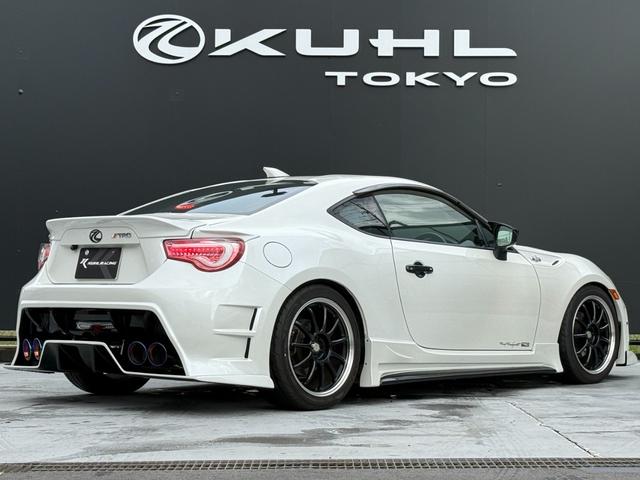 ８６ ＧＴ　ＫＵＨＬ０１Ｒ－ＧＴフルエアロ／ＫＵＨＬ４テールマフラー／ＴＥＩＮ車高調整式サス／ＷＯＲＫ　ＥＭＯＴＩＯＮ１８インチＡＷ／前後型ドライブレコーダー／７インチフルセグＳＤナビ／レーダー探知機（8枚目）