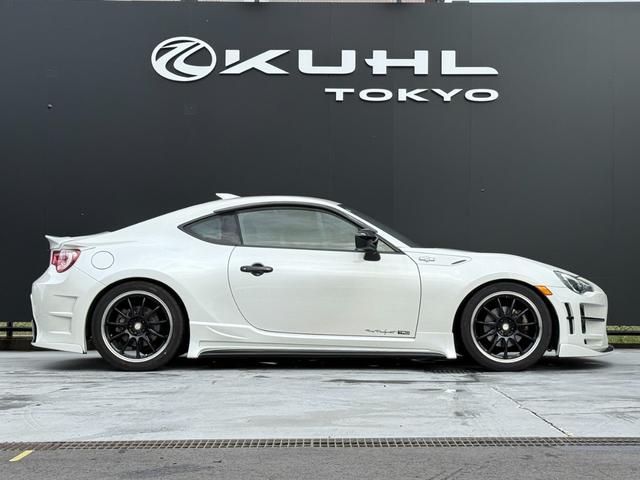 ８６ ＧＴ　ＫＵＨＬ０１Ｒ－ＧＴフルエアロ／ＫＵＨＬ４テールマフラー／ＴＥＩＮ車高調整式サス／ＷＯＲＫ　ＥＭＯＴＩＯＮ１８インチＡＷ／前後型ドライブレコーダー／７インチフルセグＳＤナビ／レーダー探知機（9枚目）