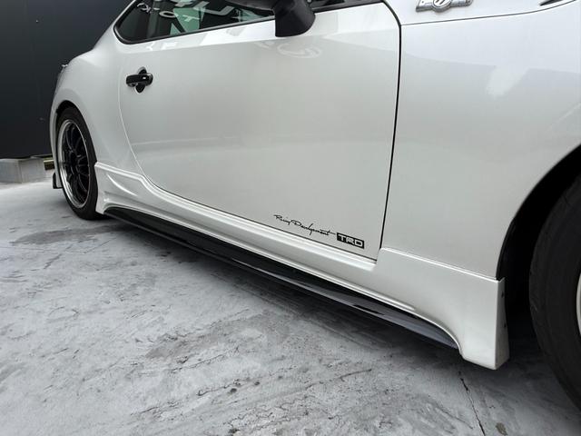 ８６ ＧＴ　ＫＵＨＬ０１Ｒ－ＧＴフルエアロ／ＫＵＨＬ４テールマフラー／ＴＥＩＮ車高調整式サス／ＷＯＲＫ　ＥＭＯＴＩＯＮ１８インチＡＷ／前後型ドライブレコーダー／７インチフルセグＳＤナビ／レーダー探知機（14枚目）