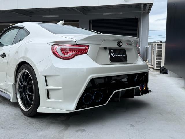 ８６ ＧＴ　ＫＵＨＬ０１Ｒ－ＧＴフルエアロ／ＫＵＨＬ４テールマフラー／ＴＥＩＮ車高調整式サス／ＷＯＲＫ　ＥＭＯＴＩＯＮ１８インチＡＷ／前後型ドライブレコーダー／７インチフルセグＳＤナビ／レーダー探知機（15枚目）
