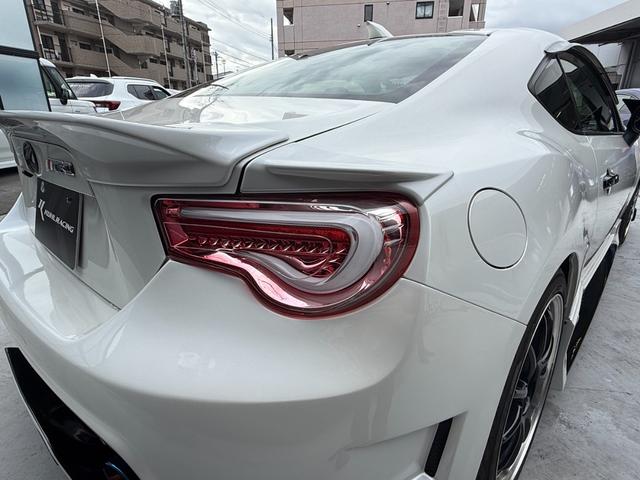 ８６ ＧＴ　ＫＵＨＬ０１Ｒ－ＧＴフルエアロ／ＫＵＨＬ４テールマフラー／ＴＥＩＮ車高調整式サス／ＷＯＲＫ　ＥＭＯＴＩＯＮ１８インチＡＷ／前後型ドライブレコーダー／７インチフルセグＳＤナビ／レーダー探知機（19枚目）