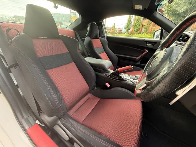８６ ＧＴ　ＫＵＨＬ０１Ｒ－ＧＴフルエアロ／ＫＵＨＬ４テールマフラー／ＴＥＩＮ車高調整式サス／ＷＯＲＫ　ＥＭＯＴＩＯＮ１８インチＡＷ／前後型ドライブレコーダー／７インチフルセグＳＤナビ／レーダー探知機（26枚目）