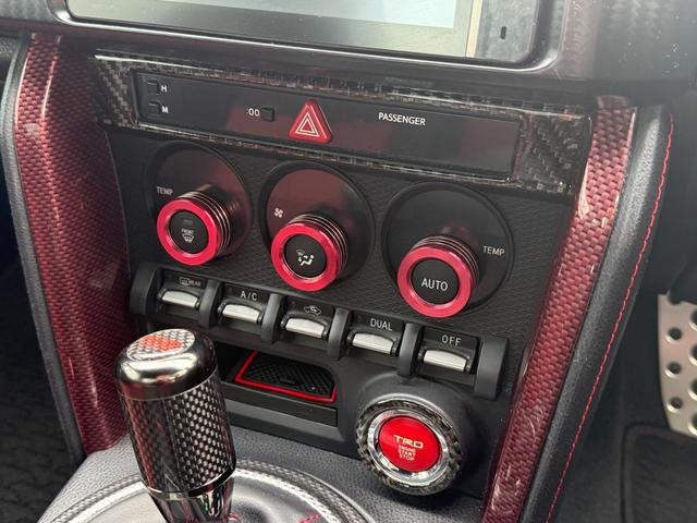 ８６ ＧＴ　ＫＵＨＬ０１Ｒ－ＧＴフルエアロ／ＫＵＨＬ４テールマフラー／ＴＥＩＮ車高調整式サス／ＷＯＲＫ　ＥＭＯＴＩＯＮ１８インチＡＷ／前後型ドライブレコーダー／７インチフルセグＳＤナビ／レーダー探知機（33枚目）