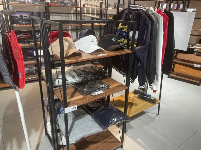 ノア Ｓ－Ｚ　ＫＵＨＬフルコンプリート／ＡＩＲＦＯＲＣＥエアサス／ヴェルズＤＤＲ１９インチＡＷ／ＫＵＨＬ４本出しマフラー／リアアクスル加工／ＬＥＤヘッドライト／モデリスタフロントグリルＬＥＤ付／フリップダウン（77枚目）