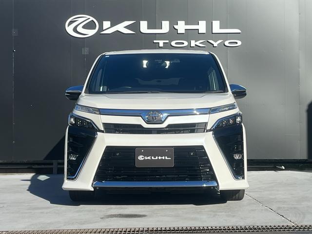 ヴォクシー ＺＳ　煌ＩＩＩ　アルパイン１１型ナビ／アルパイン１０．１型フリップダウン／ＶＥＲＺ　ＫＣＶ０４　１９インチＡＷ／ブリッツ車高調／ドラレコ／クルコン／両側パワスラ／半革シート／コーナーセンサー／ＬＥＤヘッドライト（2枚目）