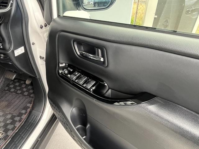 ヴォクシー ＺＳ　煌ＩＩＩ　アルパイン１１型ナビ／アルパイン１０．１型フリップダウン／ＶＥＲＺ　ＫＣＶ０４　１９インチＡＷ／ブリッツ車高調／ドラレコ／クルコン／両側パワスラ／半革シート／コーナーセンサー／ＬＥＤヘッドライト（18枚目）
