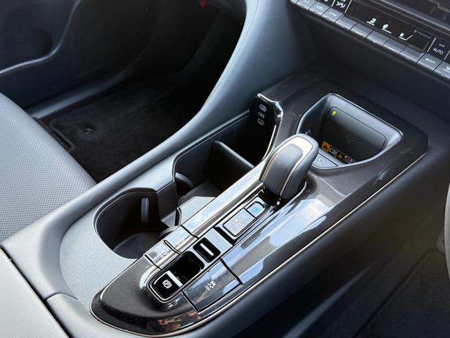 �������ꂽ�V�t�g����ɂ́A�h���C�u���[�h�Z���N�g�X�C�b�`���W��B�N���E���X�|�[�c�@�y�́A�ӂ̂܂܂̑���𒼊��I�Ɋy���߂܂��B�X�|�[�e�B�Ń��_���ȃf�U�C�������͂ł��B