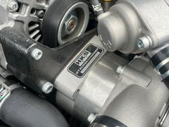 ＨＫＳスーパーチャージャーキットを装備しております。２０００ｃｃの自然吸気ながら大排気量エンジンに積み替えたかのかのようなフェーリングをお楽しみいただけます。高速道路の合流は勿論、追い越しも楽々です。 2