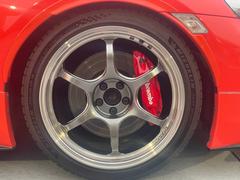 アドバン１８インチアルミホイールがインストールされています！スポーティー＆軽量なので８６にはベストマッチですね！有償になりますがＫＵＨＬオリジナルＶＥＲＺホイールへの入れ替えも可能でございます！ 3