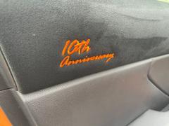 ＧＲ８６の特選車が入庫しました！１０周年記念特別仕様車です！ボディカラーは限定のフレイムオレンジの車両です！ドアトリム部分に１０周年限定刺繍や内装色にオレンジアクセントが随所にあしらわれております！ 2