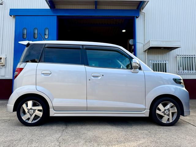 ゼストスパーク Ｗ　車検２年付き　禁煙車　カーナビ　フルセグＴＶ　ＤＶＤ　ＣＤ　スマートキー　プロジェクターＨＩＤヘッド　フォグランプ　ウインカーミラー　メッキグリル　リアウィング（5枚目）