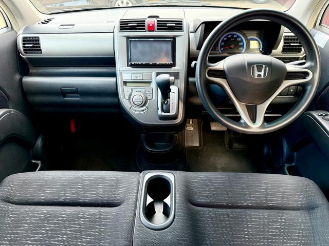 ゼストスパーク Ｗ　車検２年付き　禁煙車　カーナビ　フルセグＴＶ　ＤＶＤ　ＣＤ　スマートキー　プロジェクターＨＩＤヘッド　フォグランプ　ウインカーミラー　メッキグリル　リアウィング（11枚目）