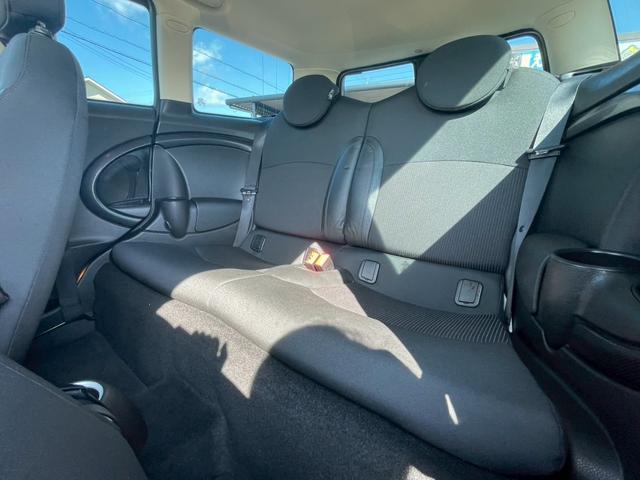 ＭＩＮＩ クーパーＳ　クラブマン　ＣＤ再生　ＥＴＣ　ＨＩＤヘッドライト　フロントフォグランプ　キーレス　ハーフレザーシート　純正１７インチアルミホイール（9枚目）