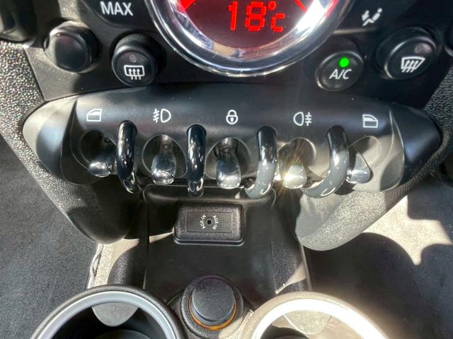 ＭＩＮＩ クーパーＳ　クラブマン　ＣＤ再生　ＥＴＣ　ＨＩＤヘッドライト　フロントフォグランプ　キーレス　ハーフレザーシート　純正１７インチアルミホイール（24枚目）