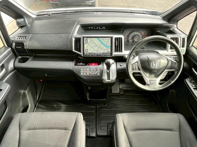 ステップワゴンスパーダ パワーエディション　純正９インチナビ　バックカメラ　フルセグＴＶ　ＣＤ　ＤＶＤ　ＨＩＤヘッドライト　オートライト　両側電動スライドドア　純正１６インチアルミ　ＥＴＣ　アイドリングストップ（3枚目）