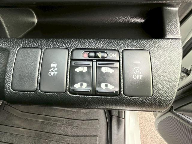 ステップワゴンスパーダ パワーエディション　純正９インチナビ　バックカメラ　フルセグＴＶ　ＣＤ　ＤＶＤ　ＨＩＤヘッドライト　オートライト　両側電動スライドドア　純正１６インチアルミ　ＥＴＣ　アイドリングストップ（28枚目）