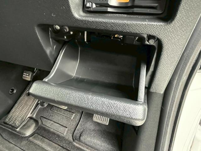 ステップワゴンスパーダ パワーエディション　純正９インチナビ　バックカメラ　フルセグＴＶ　ＣＤ　ＤＶＤ　ＨＩＤヘッドライト　オートライト　両側電動スライドドア　純正１６インチアルミ　ＥＴＣ　アイドリングストップ（35枚目）