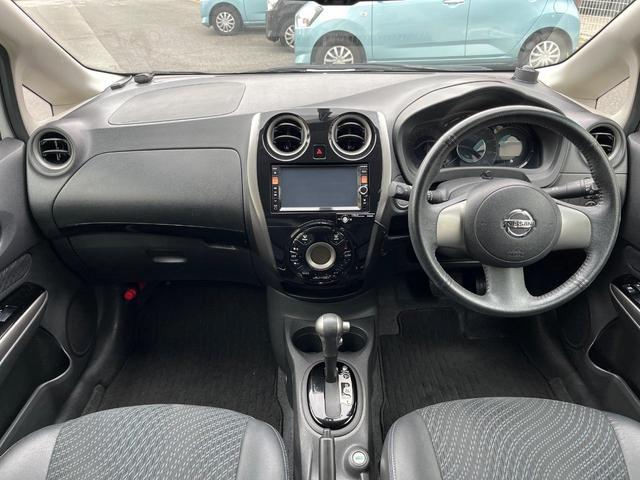 ノート メダリスト　全周囲カメラ　禁煙車　ハーフレザーシート　ドラレコ　コーナーセンサー　スマートキー　ＬＥＤヘッド　ＥＴＣ　純正１５インチアルミ　オートライト　オートエアコン　Ｂｌｕｅｔｏｏｔｈ　ＣＤ　ＤＶＤ再生（2枚目）