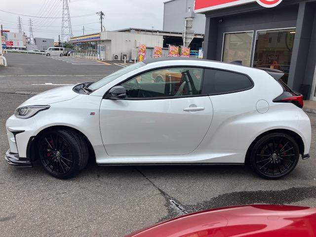 GRヤリス  ワンオーナー ユーザー様買取車 純正エアロ 純正4本出しマフラー 赤キャリパー ディスプレイオーディオ LEDヘッドライト(3枚目)