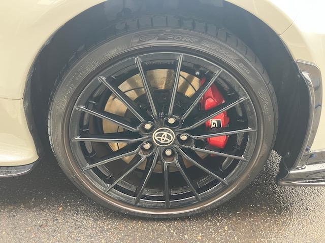 GRヤリス  ワンオーナー ユーザー様買取車 純正エアロ 純正4本出しマフラー 赤キャリパー ディスプレイオーディオ LEDヘッドライト(10枚目)