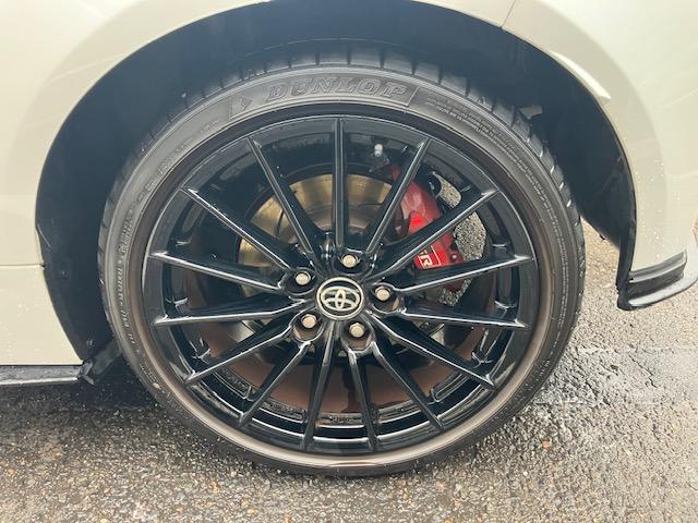 GRヤリス  ワンオーナー ユーザー様買取車 純正エアロ 純正4本出しマフラー 赤キャリパー ディスプレイオーディオ LEDヘッドライト(12枚目)