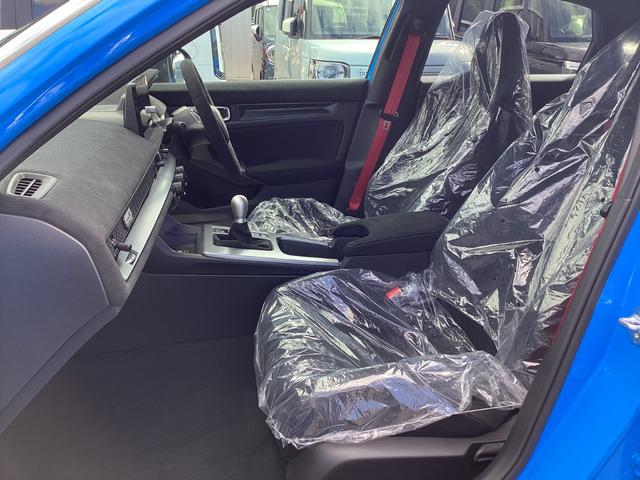 シビック タイプＲ　レーシングブラックパッケージ　登録済未使用車　衝突軽減　純正ナビ　フルセグ　Ｂｌｕｅｔｏｏｔｈ　スマホ連携　ＬＥＤヘッドライト　レーダークルーズコントロール　クリアランスソナー　ビルトインＥＴＣ　スマートキー　プッシュスタート（29枚目）