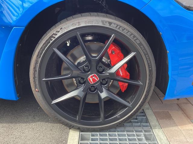 シビック タイプＲ　レーシングブラックパッケージ　登録済未使用車　衝突軽減　純正ナビ　フルセグ　Ｂｌｕｅｔｏｏｔｈ　スマホ連携　ＬＥＤヘッドライト　レーダークルーズコントロール　クリアランスソナー　ビルトインＥＴＣ　スマートキー　プッシュスタート（56枚目）