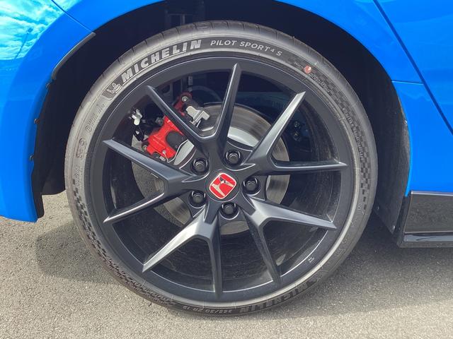 シビック タイプＲ　レーシングブラックパッケージ　登録済未使用車　衝突軽減　純正ナビ　フルセグ　Ｂｌｕｅｔｏｏｔｈ　スマホ連携　ＬＥＤヘッドライト　レーダークルーズコントロール　クリアランスソナー　ビルトインＥＴＣ　スマートキー　プッシュスタート（59枚目）
