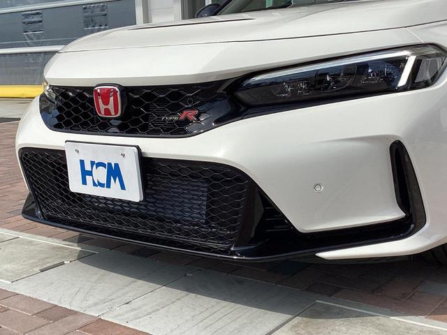 フロントバンパーとリアバンパーに障害物センサーがついております。障害物が近づくと音で知らせてくれるので安心ですね！