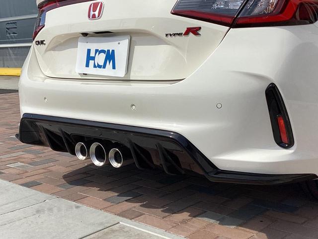 フロントバンパーとリアバンパーに障害物センサーがついております。障害物が近づくと音で知らせてくれるので安心ですね！