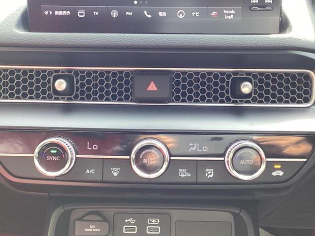 運転席／助手席、それぞれで温度設定が可能。パンチングメタルのエアコンアウトレットや細かな凹凸のローレット加飾を施したダイヤルなど、デザイン性も追求している。