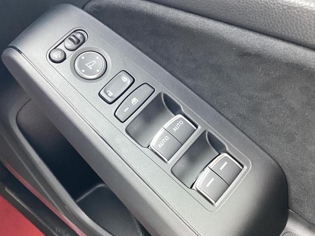 当店は工場併設の販売店ですので、ご納車前の消耗品交換をディーラー基準に合わせた点検作業を行い、安心してカーライフを楽しんで頂けるように努めます。