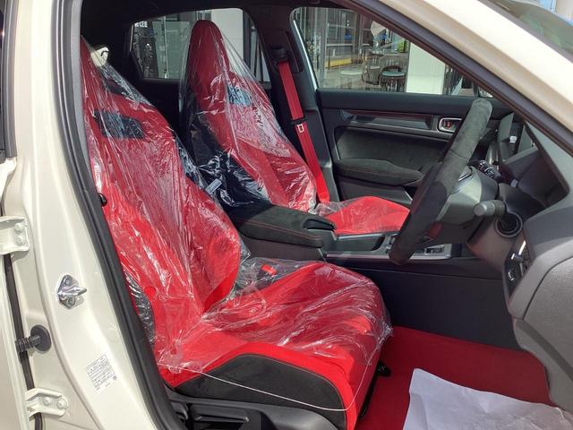 操縦姿勢を保持するＴＹＰＥ　Ｒ専用シート。