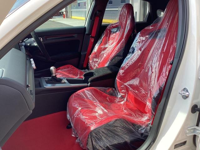 ＴＹＰＥ　Ｒの世界を堪能するのは、ドライバーに限らない。乗る人すべてが多彩なスポーツカーの魅力を体験できる。