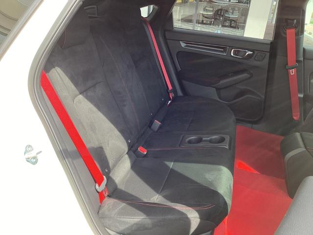 密着性の高いスウェード調表皮を採用し、コーナリング時に横Ｇがかかるシーンで優れたホールド性を確保。同乗者もＴＹＰＥ　Ｒのスポーツ体験を満喫できる。