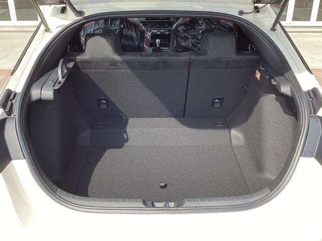 ＣＩＶＩＣならではの、ゆとりのラゲッジ＆ポケット類。大開口で使いやすいゆとりのラゲッジスペースを実現。室内を整理する多彩な収納もご用意。