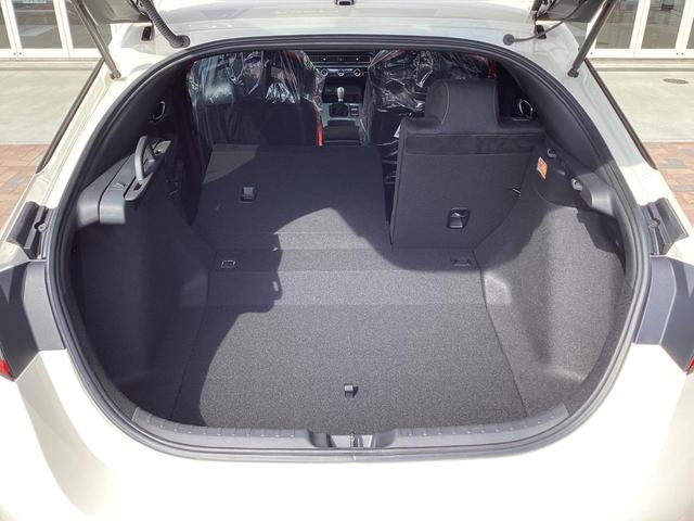 ６：４分割可倒式リアシート。荷物に合わせて、自在にシートアレンジ。