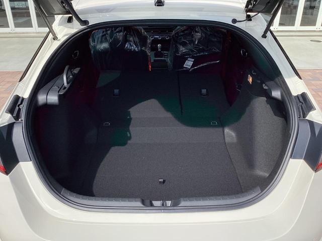 簡単な操作でラゲッジスペースを拡大可能。日常からサーキットまで、多彩な荷物を積載できる。