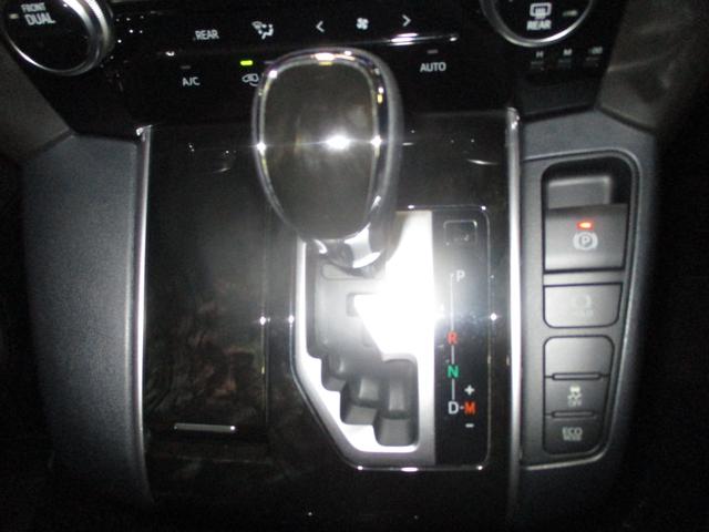 必ず使用するシフトレバー。確りと確認したいですね。