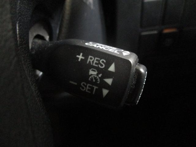 高速道路で便利なクルーズコントロール機能が付いていますよ。速度を設定するとアクセルを踏まなくても一定の速度で走ることができるので足を休ませる事ができますね。