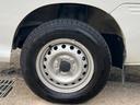左前タイヤ。純正12インチスチールホイール。