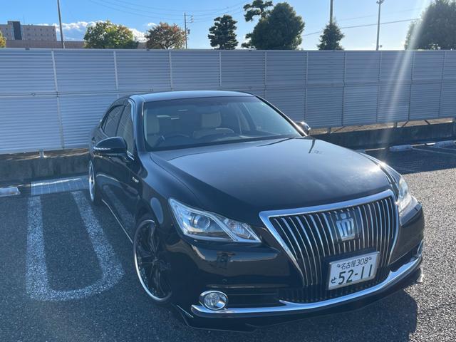 クラウンハイブリッド ロイヤルサルーン クラウン ハイブリッド ロイヤルサルーン マジェスタ風カスタム フロント純正マジェスタバンパー 社外のアルミ フロントエアロ リアエアロ リア2つスポイラー 純正ナビ(2枚目)