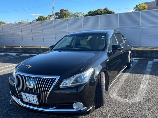 クラウンハイブリッド ロイヤルサルーン クラウン ハイブリッド ロイヤルサルーン マジェスタ風カスタム フロント純正マジェスタバンパー 社外のアルミ フロントエアロ リアエアロ リア2つスポイラー 純正ナビ(3枚目)