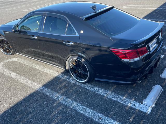 クラウンハイブリッド ロイヤルサルーン クラウン ハイブリッド ロイヤルサルーン マジェスタ風カスタム フロント純正マジェスタバンパー 社外のアルミ フロントエアロ リアエアロ リア2つスポイラー 純正ナビ(5枚目)