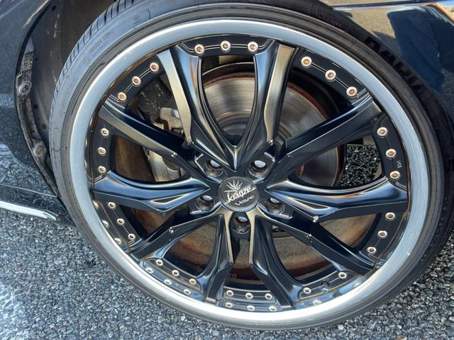 クラウンハイブリッド ロイヤルサルーン クラウン ハイブリッド ロイヤルサルーン マジェスタ風カスタム フロント純正マジェスタバンパー 社外のアルミ フロントエアロ リアエアロ リア2つスポイラー 純正ナビ(17枚目)