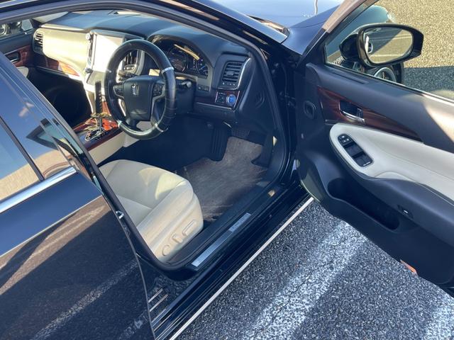 クラウンハイブリッド ロイヤルサルーン クラウン ハイブリッド ロイヤルサルーン マジェスタ風カスタム フロント純正マジェスタバンパー 社外のアルミ フロントエアロ リアエアロ リア2つスポイラー 純正ナビ(21枚目)